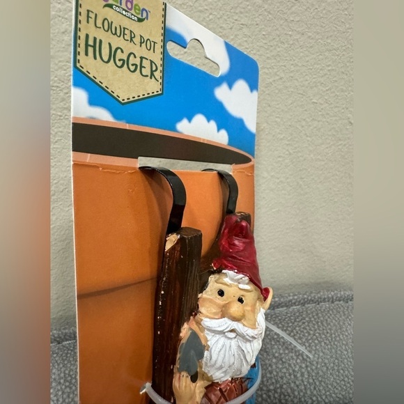 Flower pot hugger , Gnome NWT - Picture 2 of 4